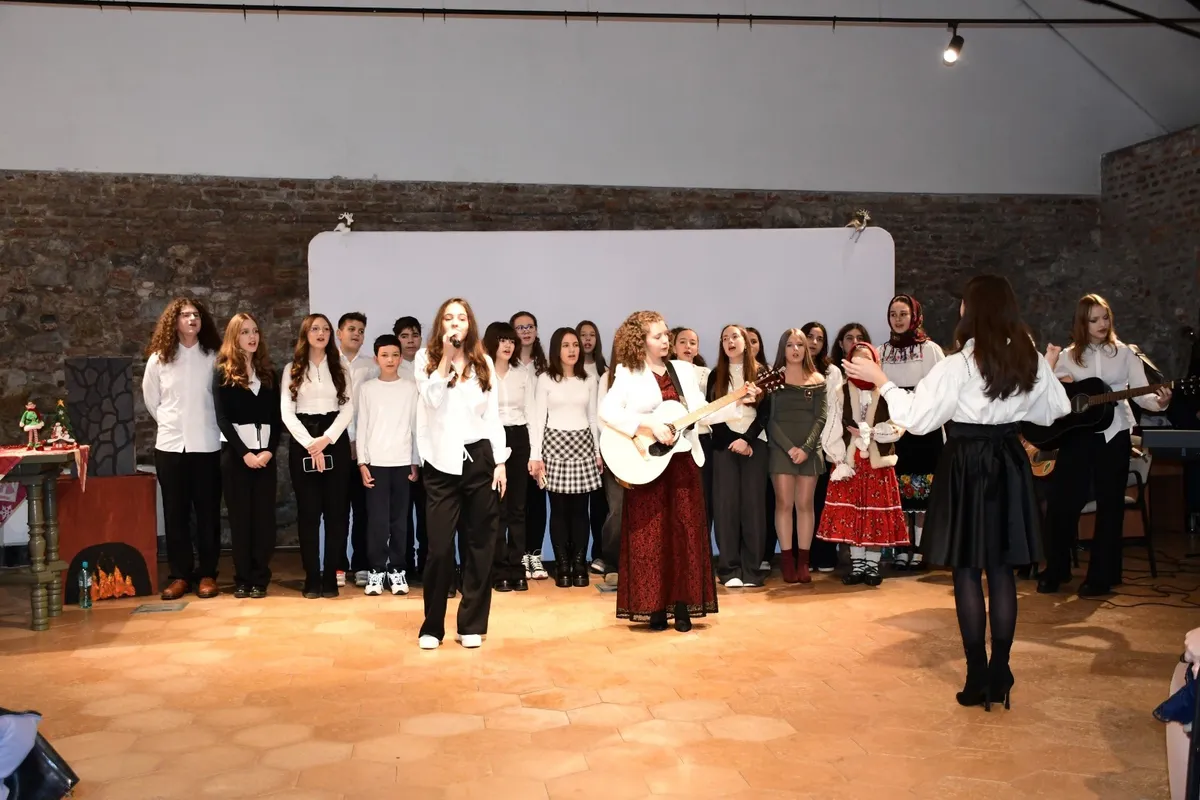 Cor de elevi la un eveniment al Consiliului Școlar al Elevilor